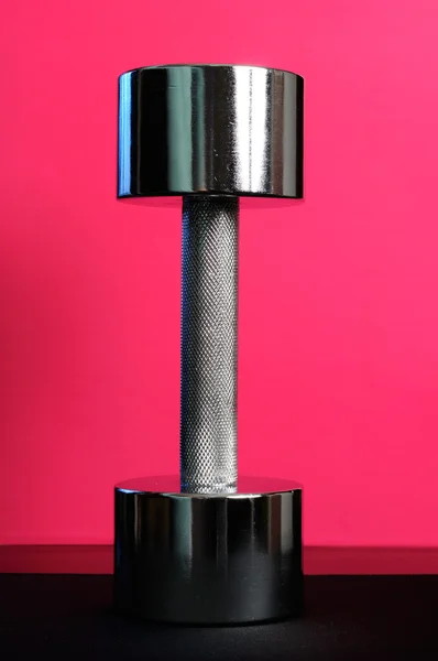 Pembe bir arka plan üzerinde parlak metal halter — Stok fotoğraf
