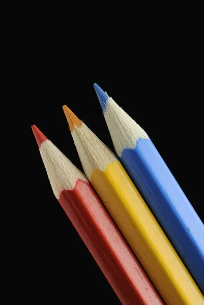 Rood, geel en blauw potloden — Stockfoto
