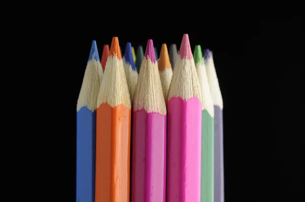 Siyah arka plan üzerinde renkli kalemler — Stok fotoğraf