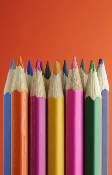 橙色背景上的彩色的铅笔 — 图库照片