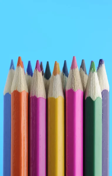 Színes ceruzák kék háttér — Stock Fotó