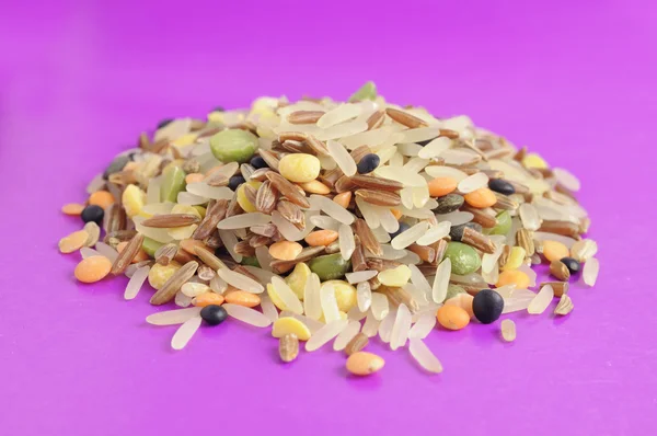 全粒穀物 & 豆ミックス （米、分割エンドウ豆、レンズ豆) — ストック写真