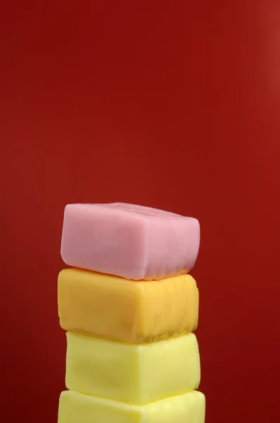 Ζουμερά φρούτα λαστιχωτό γλυκά σε κόκκινο φόντο — Φωτογραφία Αρχείου
