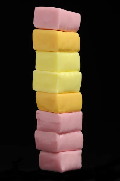 Pila de dulces caramelos de masticación de frutas jugosas — Foto de Stock