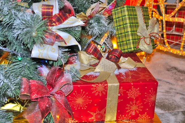 Hediye kutuları Noel ağacının altında — Stok fotoğraf