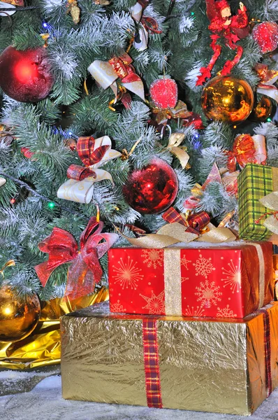 圣诞树下的礼品盒 — 图库照片