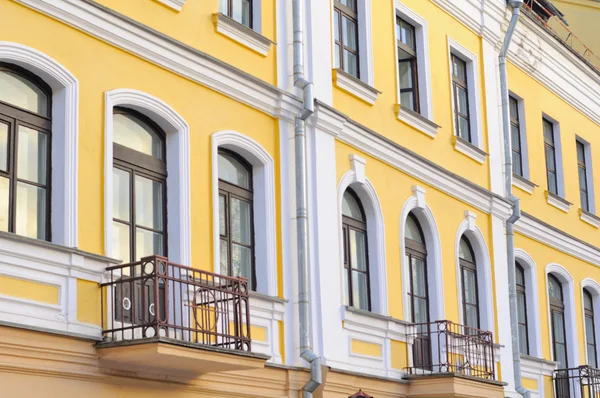 Fassade eines Wohnhauses mit Balkonen — Stockfoto