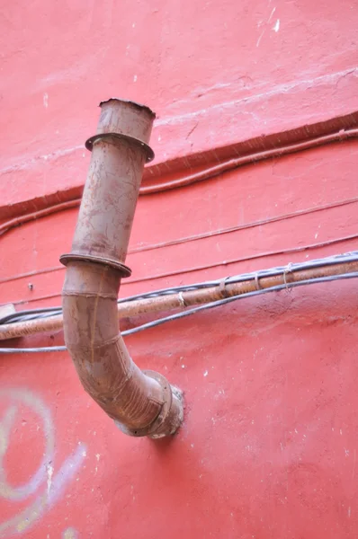 Ventilační potrubí trčí ze zdi — Stock fotografie