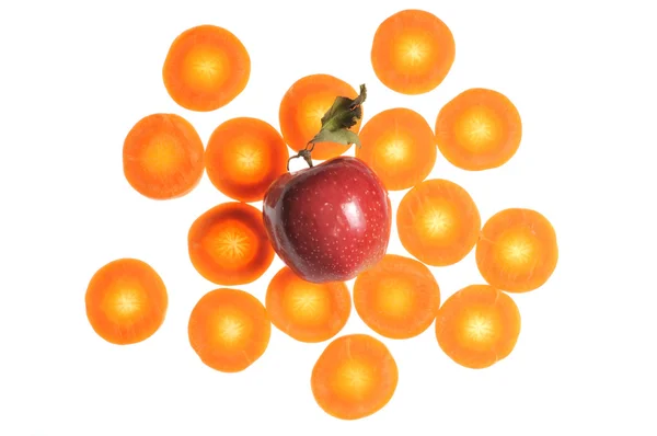 Κόκκινο μήλο με φέτες καρότο που απομονώνονται σε λευκό φόντο — Φωτογραφία Αρχείου