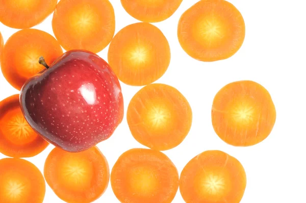 Błyszczący czerwony jabłko z pokrojoną marchew — Zdjęcie stockowe