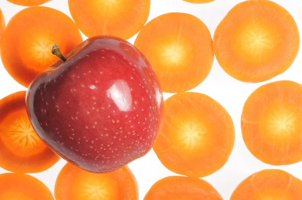 Manzana roja con rodajas de zanahoria — Foto de Stock