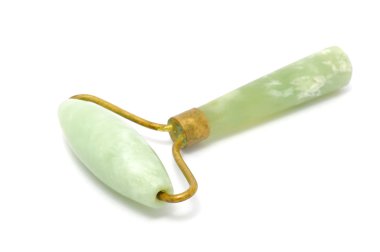Beyaz arka plan üzerinde izole yeşiltaş (Nephrite) yüz masaj cihazı