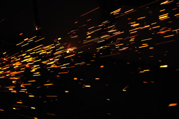 Поток искр в темноте
