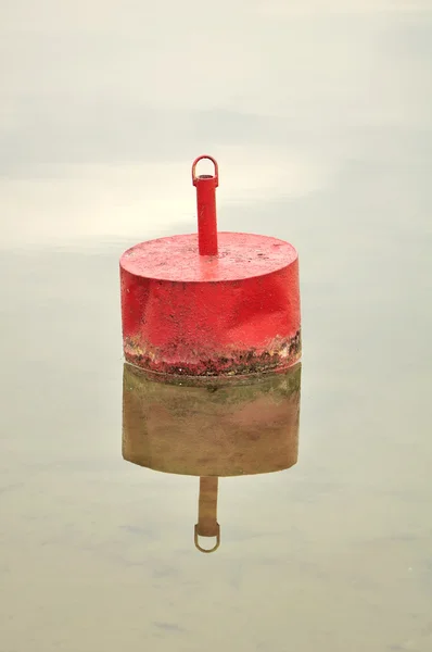 Piros bója lebeg a vízben — Stock Fotó