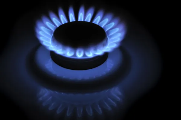 Las llamas azules del gas en la oscuridad — Foto de Stock