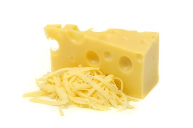 Peynir öbeğini ve rendelenmiş peynir beyaz zemin üzerine izole kazık