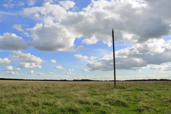 Antiguas líneas de energía poste y eléctrica en el campo — Foto de Stock