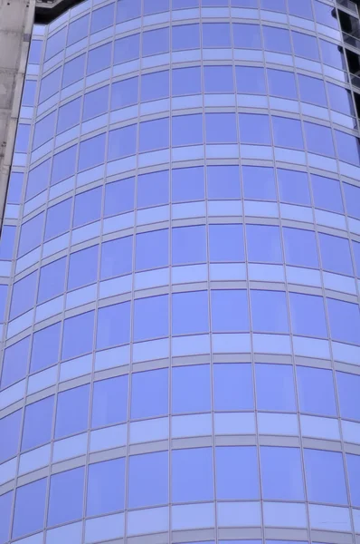 Modernes Glasgebäude im Bau — Stockfoto