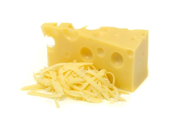 Pedaço de queijo e pilha de queijo ralado isolado em fundo branco — Fotografia de Stock