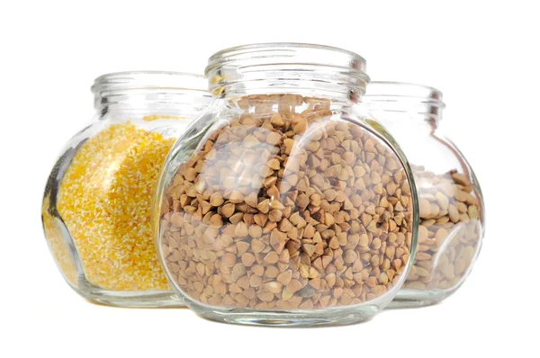 Frascos de vidrio con trigo sarraceno, granos de maíz y lentejas —  Fotos de Stock