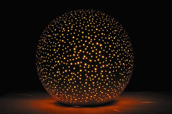 Świecące uchwyt piłka wymodelowany świeca w ciemności — Zdjęcie stockowe