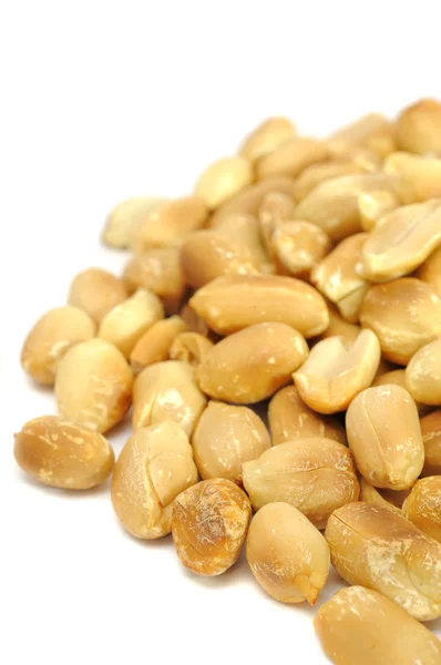 Amendoins assados sobre fundo branco — Fotografia de Stock