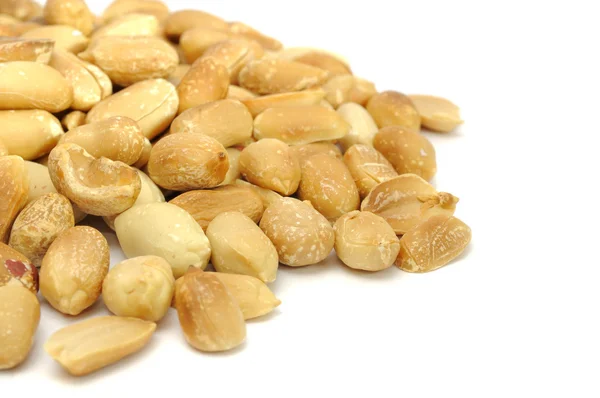Amendoins assados sobre fundo branco — Fotografia de Stock