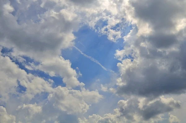 Gyönyörű kék ég felhőkkel — Stock Fotó