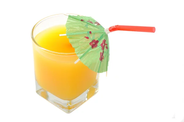 Glas apelsinjuice med paraply halm — Stockfoto