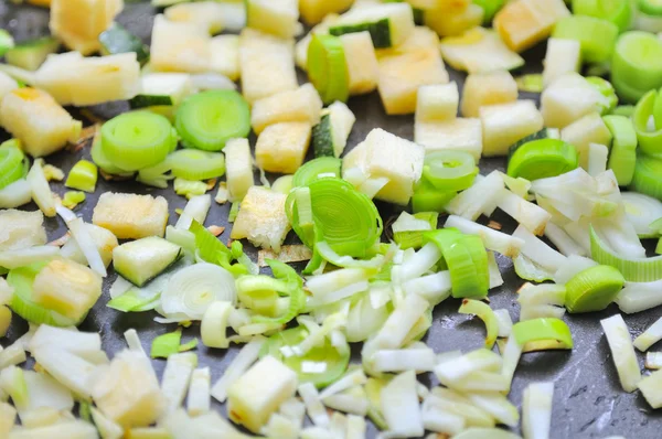 Лук-порей, сельдерей и цуккини на сковородке — стоковое фото