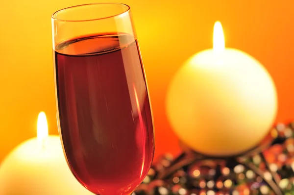 Romantisch diner in restaurant met rode wijn en brandende kaarsen — Stockfoto