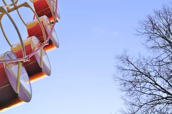 Carros de passageiros na roda gigante no parque temático — Fotografia de Stock
