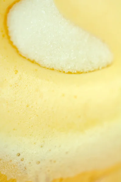 Beyaz şeker çırpılmış yumurtaya eklendi — Stok fotoğraf
