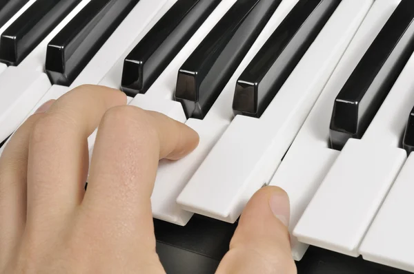 弹钢琴 (Midi 键盘的音乐家) — 图库照片