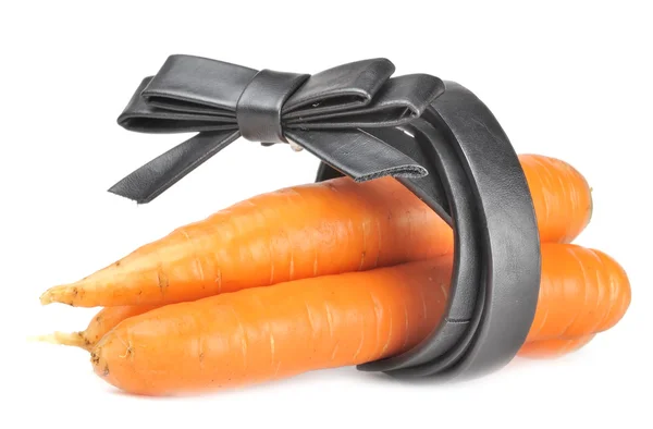 Cinto de couro de cenouras e mulheres - Conceito de dieta — Fotografia de Stock