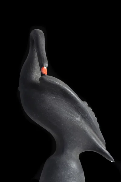 Černá labuť figurku na černém pozadí — Stock fotografie