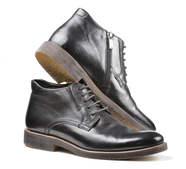 Мужские классические черные кожаные ботинки на белом фоне — стоковое фото