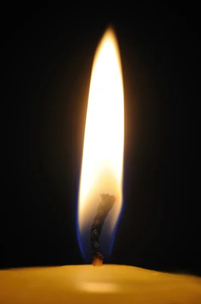 Płonącym płomień świeca w ciemności — Zdjęcie stockowe