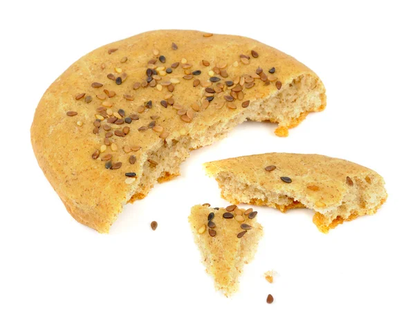 Stukken van zelfgemaakte broodje met sesamzaadjes — Stockfoto