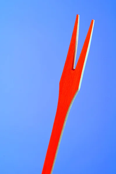 Rote Holzgabel auf blauem Hintergrund mit Kopierraum — Stockfoto