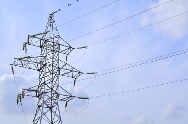 Mavi gökyüzü arkaplanındaki iletim kulesi