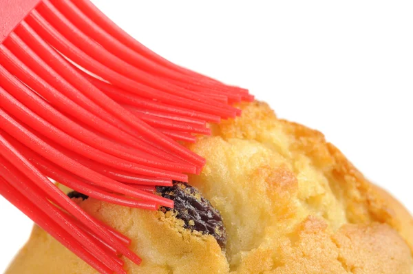 Muffin są szczotkowane z silikonu szczotki ciasto — Zdjęcie stockowe