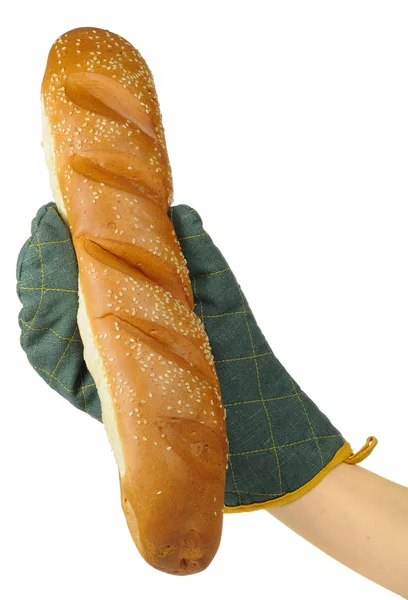 手在烤箱手套控股法式长棍面包 — 图库照片