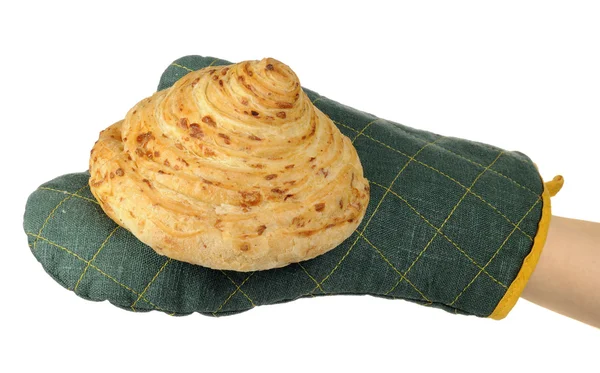 Mano en manopla del horno que sostiene el pan recién horneado —  Fotos de Stock