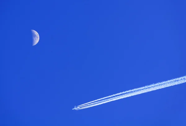 Ciel bleu, Lune et Jet avec piste de condensation (Vapeur) — Photo