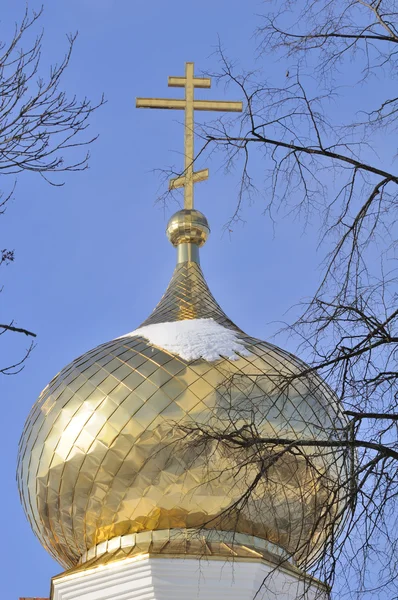 Cupola d'oro della Chiesa ortodossa russa con croce — Foto Stock