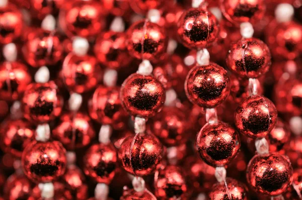 Rote Weihnachtsperlen-Girlande — Stockfoto
