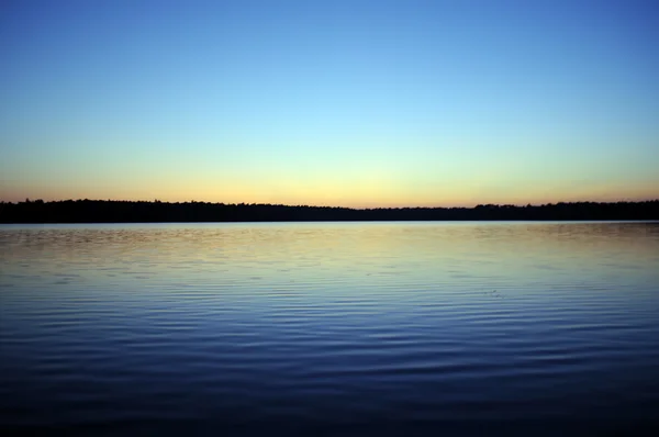Pôr do sol / nascer do sol sobre o lago — Fotografia de Stock