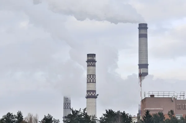 Industriële landschap - schoorstenen uitstoten rook — Stockfoto