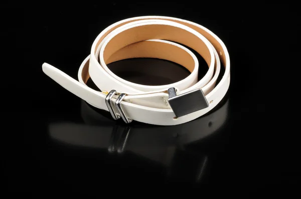 Cinturão de couro branco feminino em fundo preto — Fotografia de Stock
